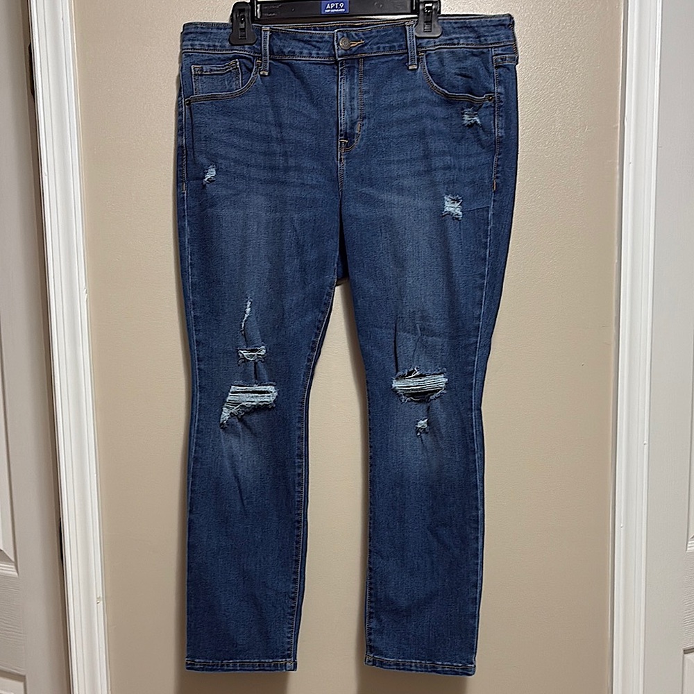 Women’s Old Navy power straight Blue Distressed Jeans 7/8 length